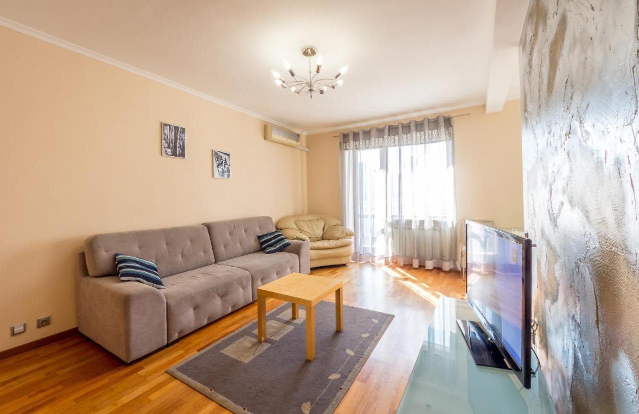 Apartment On Triokhsviatytelska Kiev Bagian luar foto