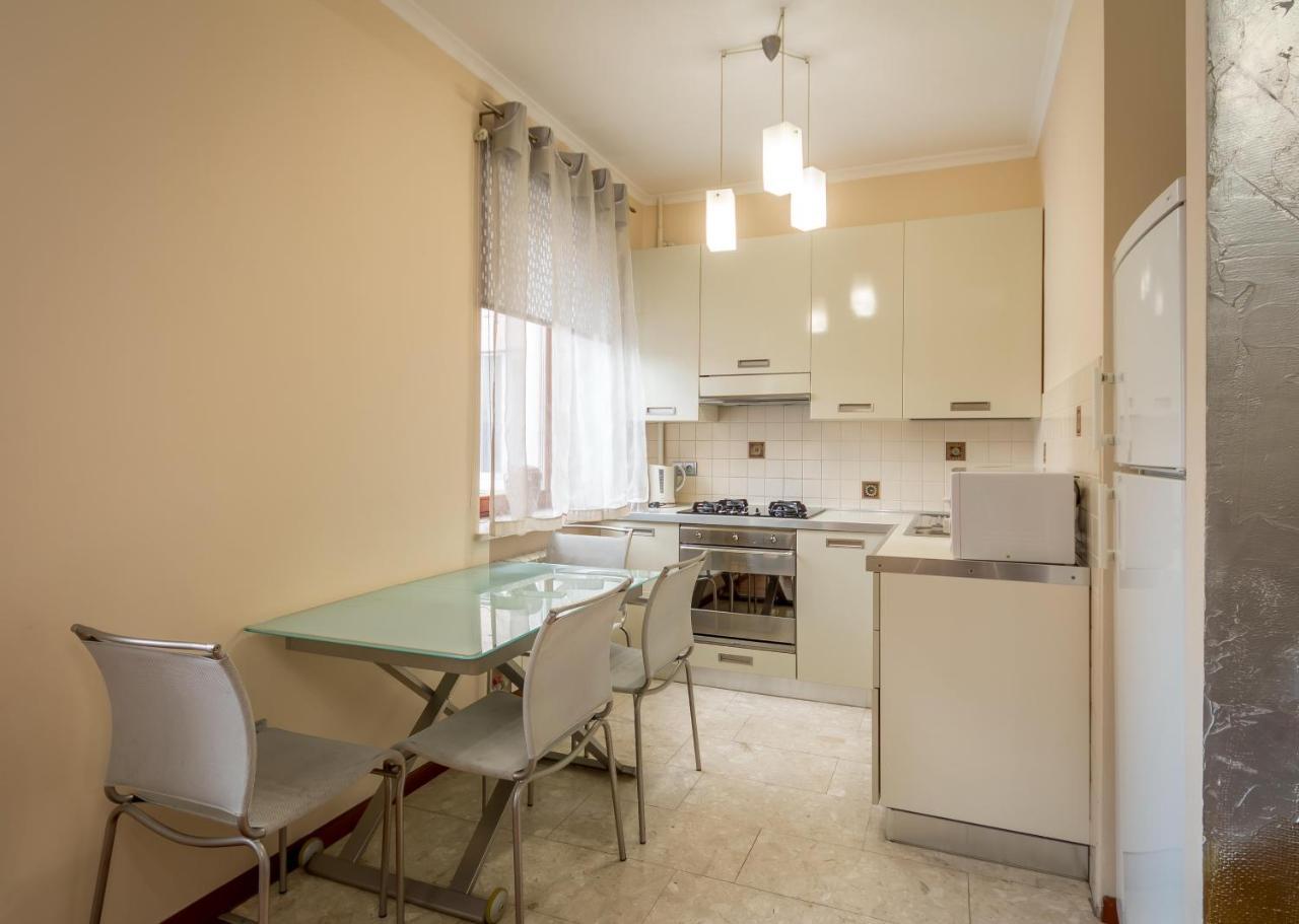 Apartment On Triokhsviatytelska Kiev Bagian luar foto